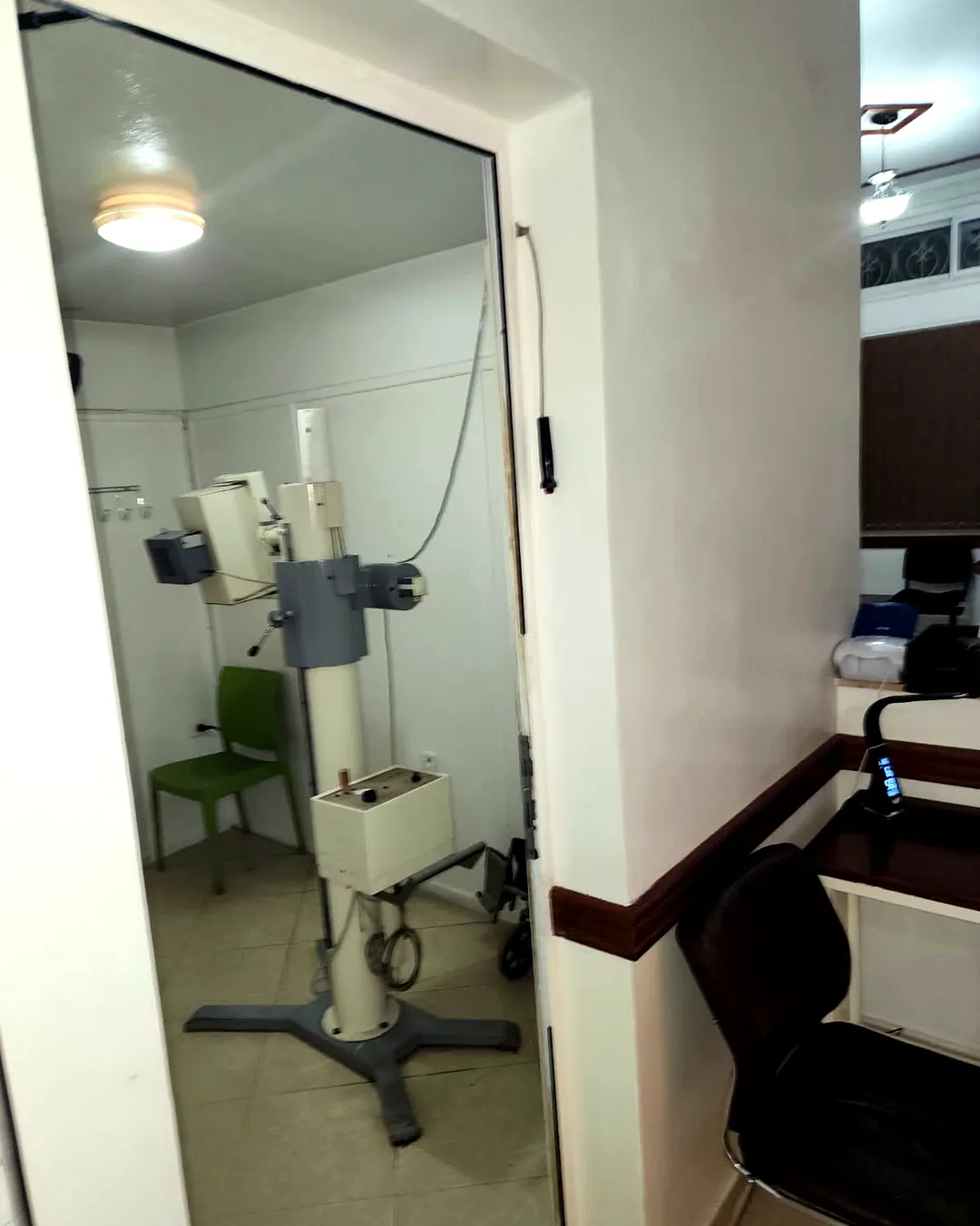 Appareil de radiographie dans la salle de radiologie du cabinet
